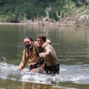 Civiltà perduta: Robert Pattinson e Angus MacFadyen in una scena del film