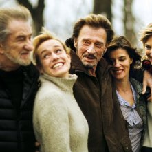 Parliamo delle mie donne: Johnny Hallyday, Sandrine Bonnaire, Pauline Lefèvre e Irène Jacob in un momento del film