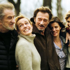 Parliamo delle mie donne: Johnny Hallyday, Sandrine Bonnaire, Pauline Lefèvre e Irène Jacob in un momento del film