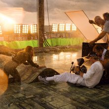 Transformers - L'ultimo cavaliere: Michael Bay e Laura Haddock sul set del film