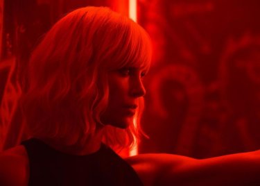 Atomica bionda: un primo piano di Charlize Theron