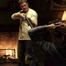 Black Butterfly: Antonio Banderas e Jonathan Rhys Meyers insieme in una scena del film