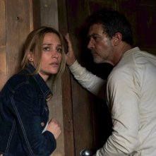 Black Butterfly: Antonio Banderas e Piper Perabo in una scena del film