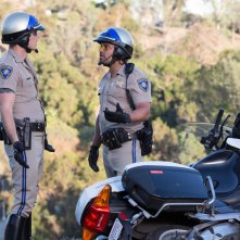 CHiPs: Michael Peña e Dax Shepard in un momento del film