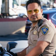 CHiPs: Michael Peña in una scena del film