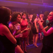 Crazy Night - Festa col morto: la regista Lucia Aniello, Zoë Kravitz e Kate McKinnon sul set del film