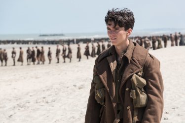 Dunkirk: Fionn Whitehead in una scena del film