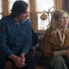 John Hawkes e Jennifer Aniston in una scena di Scambio a sorpresa - Life of Crime