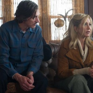 John Hawkes e Jennifer Aniston in una scena di Scambio a sorpresa - Life of Crime