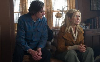 John Hawkes e Jennifer Aniston in una scena di Scambio a sorpresa - Life of Crime