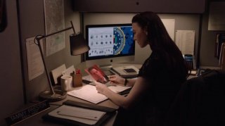 I segreti di Twin Peaks: Chrysta Bell osserva una foto dell'Agente Cooper