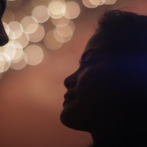 Metro Manila: Jake Macapagal e Althea Vega in una scena del film