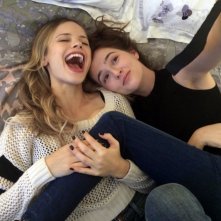 Prima di domani: Zoey Deutch e Halston Sage in una scena del film