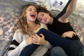 Prima di domani: Zoey Deutch e Halston Sage in una scena del film