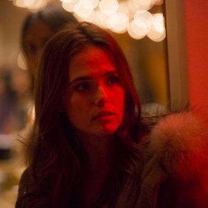 Prima di domani: Zoey Deutch in un momento del film
