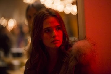 Prima di domani: Zoey Deutch in un momento del film