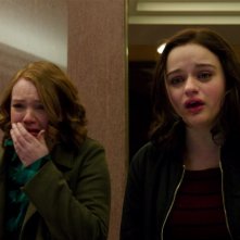 Wish Upon: Joey King e Shannon Purser in una scena del film