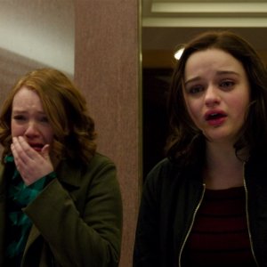 Wish Upon: Joey King e Shannon Purser in una scena del film