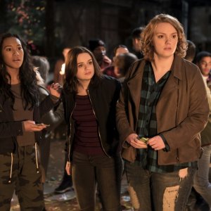 Wish Upon: Sydney Park, Joey King e Shannon Purser in una scena del film