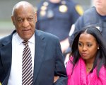 Bill Cosby si fa accompagnare dalla Rudy dei Robinson al processo per abusi sessuali