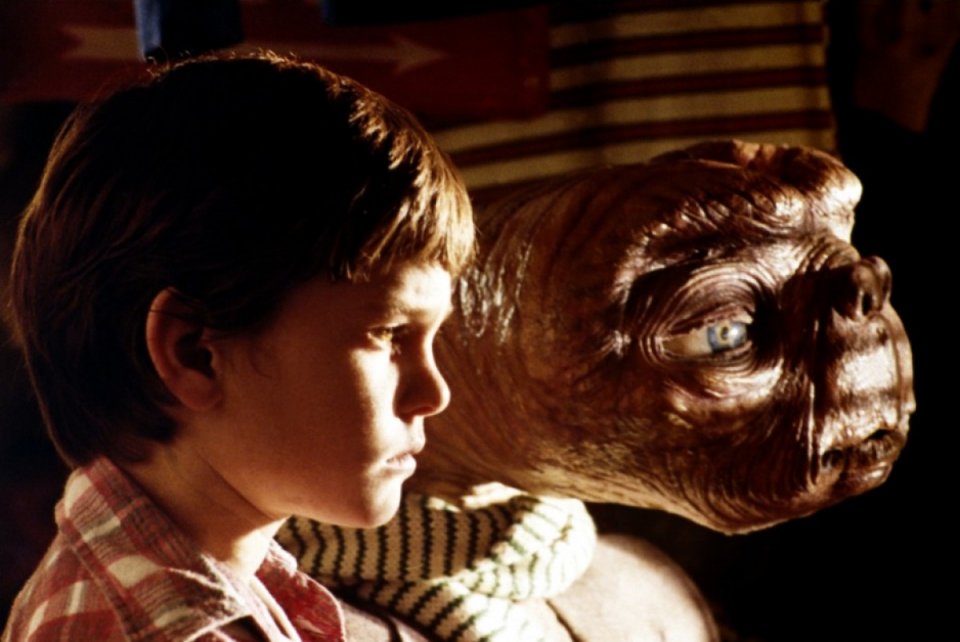 E.T. L'extra-terrestre: Elliott con E.T. in un momento del film