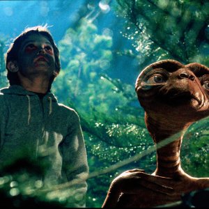 E.T. L'extra-terrestre: Elliott e E.T. in una scena del film