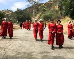 The Handmaid's Tale: le ancelle sfilano a LA per sostenere la serie in vista degli Emmy
