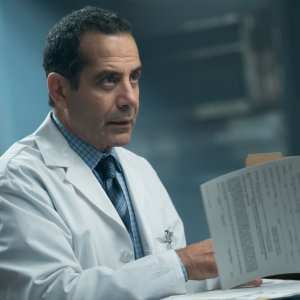 Nemesi: Tony Shalhoub in una scena del film