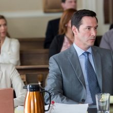 Una doppia verità: Keanu Reeves e Gugu Mbatha-Raw in una scena del film