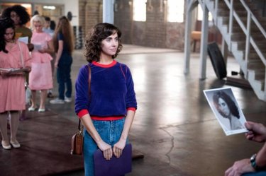 GLOW: Alison Brie in una scena