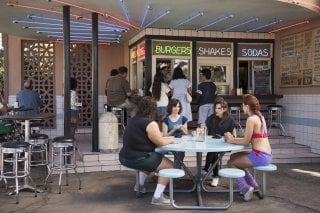 GLOW: una scena della prima stagione della serie