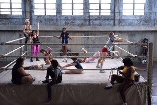 GLOW: una scena di gruppo della prima stagione