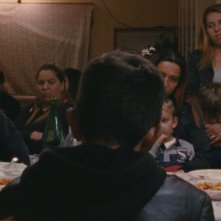 A Ciambra: Pio Amato di spalle in un'immagine di gruppo del film