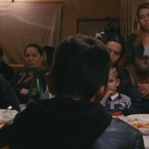 A Ciambra: Pio Amato di spalle in un'immagine di gruppo del film