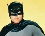 Adam West : un fan esegue una versione metal della sigla di Batman in ricordo dell'attore!