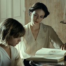 L'infanzia di un capo: Stacy Martin e Tom Sweet in una scena del film