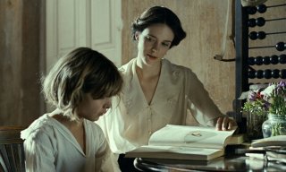 L'infanzia di un capo: Stacy Martin e Tom Sweet in una scena del film