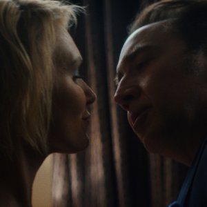 Cane mangia cane: Nicolas Cage e Chelsea Mee in una scena del film