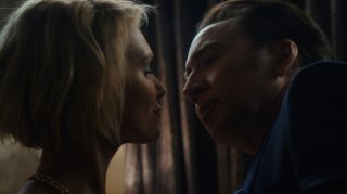 Cane mangia cane: Nicolas Cage e Chelsea Mee in una scena del film