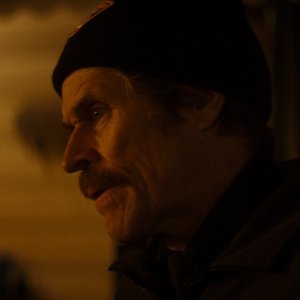 Cane mangia cane: un primo piano di Willem Dafoe
