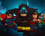 Agente vestito da Batman ferma un ladro che stava rubando un DVD di Lego Batman - Il Film