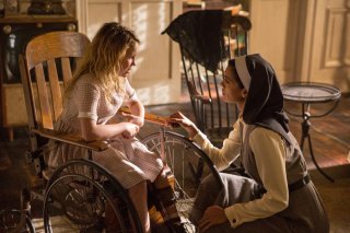 Annabelle 2: Creation, Talitha Bateman e Stephanie Sigman in una scena del film