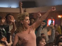 Betty Gilpin: Glow e il wrestling come lotta femminista