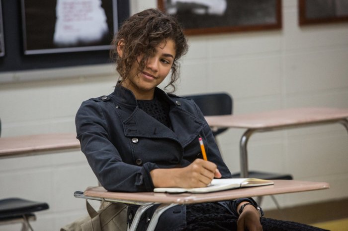 Zendaya riempita di affetto dal cagnolino di una fan a Budapest, la reazione di internet: 'Così adorabile'