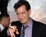 Charlie Sheen nei guai: denunciato per aver messo a rischio HIV la sua ex
