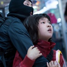 Okja, una scena con Seo-Hyun Ahn e Steven Yeun