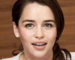 Emilia Clarke: 'Essere donna a Hollywood è come combattere il razzismo'