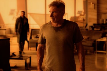 Blade Runner 2049: Ryan Gosling e Harrison Ford in una foto del film