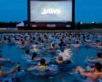 Lo squalo: negli USA i film si guardano in acqua... al buio!