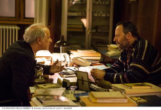 La ragazza nella nebbia: Toni Servillo e Jean Reno in una scena del film